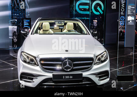 Parigi, Francia, Ott 2018 Mercedes E 300 DE ibrido plug-in di berline EQ Power Sedan Limousine, Mondial Motor Show di Parigi, Mercedes-Benz W213 E-Class Foto Stock