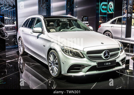 Parigi, Francia, Ott 2018 Mercedes C 300 de ibrido plug-in di interruzione linea AMG EQ Power Combi station wagon, Mondial Motor Show di Parigi, Mercedes-Benz C-Class Foto Stock