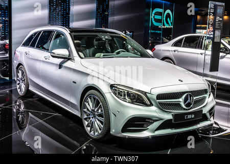 Parigi, Francia, Ott 2018 Mercedes C 300 de ibrido plug-in di interruzione linea AMG EQ Power Combi station wagon, Mondial Motor Show di Parigi, Mercedes-Benz C-Class Foto Stock