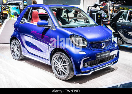 Parigi, Francia, ottobre 02, 2018: blu metallizzato elettrico Smart EQ fortwo cabrio a Mondial Motor Show di Parigi, A453 Gen 3 prodotta dalla Casa di Stoccarda Foto Stock