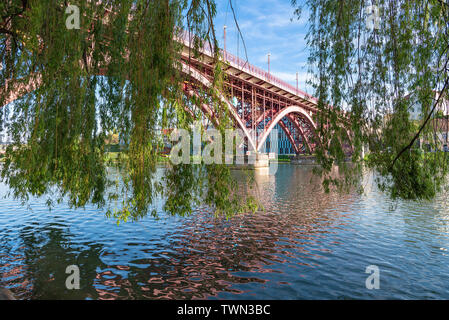 Vista del fiume Drava - Maribor (Marburg) città - Slovenia Foto Stock