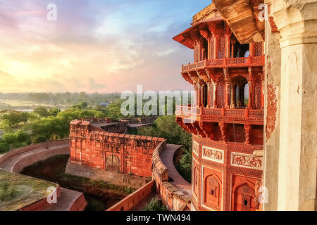 Agra Fort - indiana medioevale fort costruito con pietra arenaria rossa e marmo con vista del paesaggio urbano di sunrise. Agra Fort è un sito Patrimonio Mondiale dell'UNESCO a Agra Foto Stock