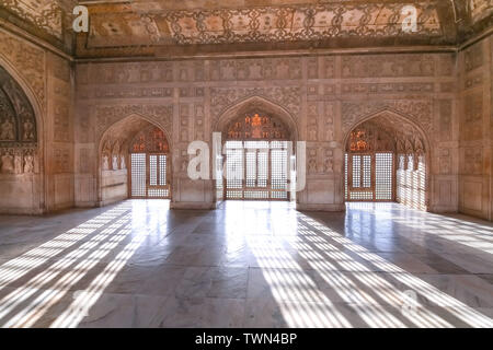 Agra Fort royal palace architettura interni con parete di intricati artwork e intagli. Agra Fort è un sito Patrimonio Mondiale dell'UNESCO Foto Stock