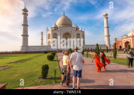 Taj Mahal marmo bianco mausoleo al tramonto con vista del turista giovane godendo della vista a Agra, India Foto Stock