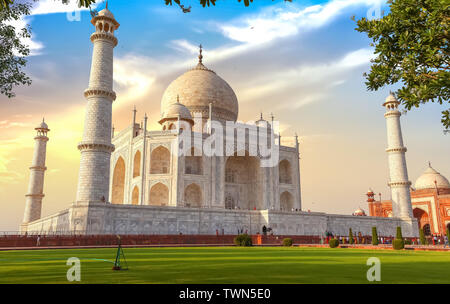 Taj Mahal storico mausoleo di marmo al tramonto con vista di turisti che si godono la vista a Agra, India Foto Stock