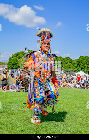 Pow Wow ballerino alla nazionale indigena Day celebrazione, trota lago, Vancouver, British Columbia, Canada Foto Stock