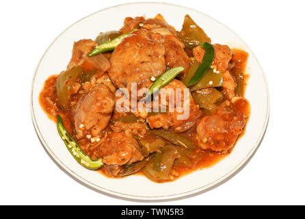 Cibo indiano piccante preparato con pollo in salsa gravy servita con peperoncino verde. Peperoncino pollo è un popolare cinese piatto laterale servito con riso fritto Foto Stock