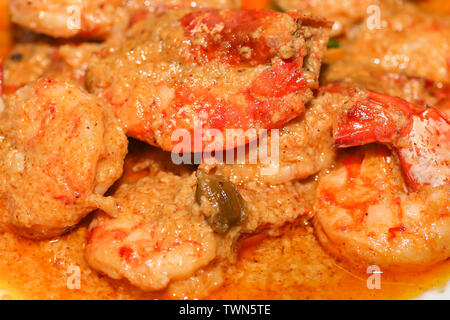 Spicy gustosi piatti indiani (gambero boreale) il cibo preparato in salsa curry serviti come piatto di lato in close up vista macro Foto Stock