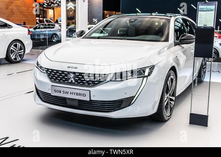 Parigi, Francia, ottobre 05, 2018 spina elettrica in tutti i nuovi Peugeot 508 SW Hybrid Station Wagon Combi al Mondial Motor Show di Parigi, 2 gen, PSA EMP2 Foto Stock