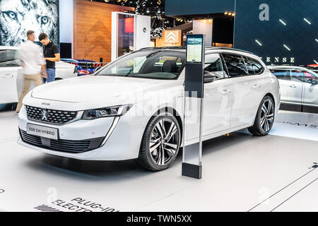 Parigi, Francia, ottobre 05, 2018 spina elettrica in tutti i nuovi Peugeot 508 SW Hybrid Station Wagon Combi al Mondial Motor Show di Parigi, 2 gen, PSA EMP2 Foto Stock