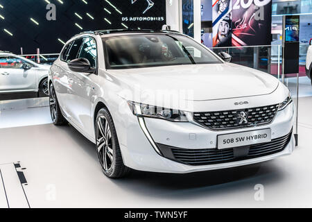 Parigi, Francia, ottobre 05, 2018 spina elettrica in tutti i nuovi Peugeot 508 SW Hybrid Station Wagon Combi al Mondial Motor Show di Parigi, 2 gen, PSA EMP2 Foto Stock