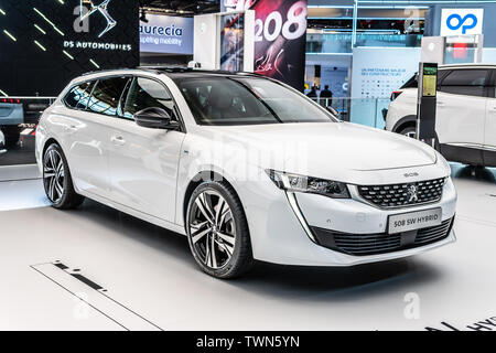 Parigi, Francia, ottobre 05, 2018 spina elettrica in tutti i nuovi Peugeot 508 SW Hybrid Station Wagon Combi al Mondial Motor Show di Parigi, 2 gen, PSA EMP2 Foto Stock