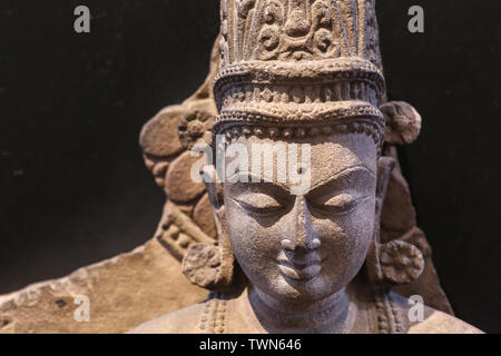 Indiana antica scultura di Buddha coronato di pietra arenaria dal quinto secolo era comune Foto Stock