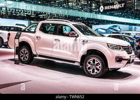 Parigi, Francia, ottobre 02, 2018: metallic bianco Renault Alaskan pickup truck al Mondial Motor Show di Parigi, prodotta da Renault Foto Stock