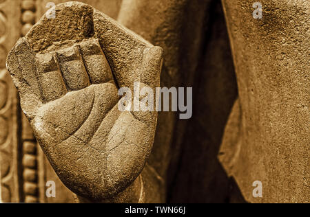 Antica pietra archeologici scultura di Gautam Buddha con vista ravvicinata della mano rotto Foto Stock