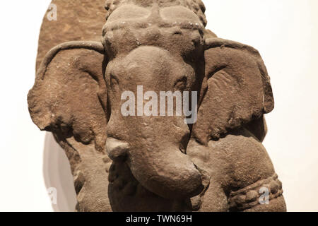 Ganesha storico di pietra arenaria rossa di scultura del quinto secolo era comune Foto Stock