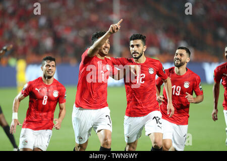 Il Cairo. Il 21 giugno, 2019. Mahmoud Ahmed Ibrahim Hassan(2 L)d'Egitto festeggia con i tuoi compagni di squadra durante il 2019 African Cup delle Nazioni match tra Egitto e Zimbabwe il 21 giugno 2019. Credito: Ahmed Gomaa/Xinhua/Alamy Live News Foto Stock