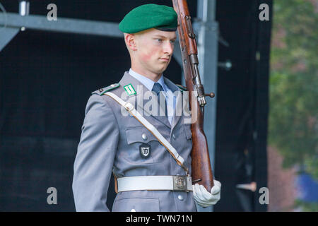 AUGUSTDORF / GERMANIA - Giugno 15, 2019: soldato tedesco dal battaglione di guardia passeggiate su un palco al giorno della Bundeswehr 2019. Foto Stock