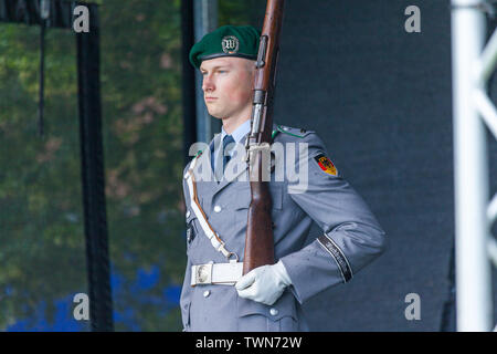 AUGUSTDORF / GERMANIA - Giugno 15, 2019: soldato tedesco dal battaglione di guardia passeggiate su un palco al giorno della Bundeswehr 2019. Foto Stock