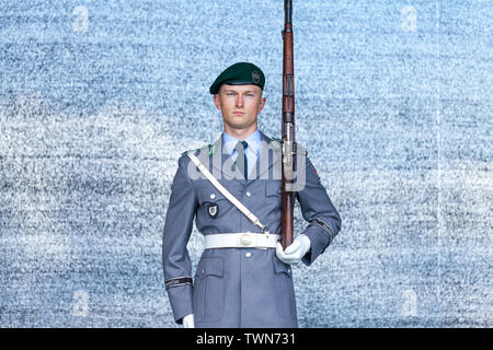 AUGUSTDORF / GERMANIA - Giugno 15, 2019: soldato tedesco dal battaglione di guardia passeggiate su un palco al giorno della Bundeswehr 2019. Foto Stock