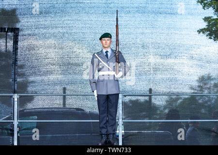 AUGUSTDORF / GERMANIA - Giugno 15, 2019: soldato tedesco dal battaglione di guardia passeggiate su un palco al giorno della Bundeswehr 2019. Foto Stock