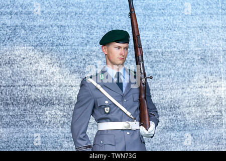 AUGUSTDORF / GERMANIA - Giugno 15, 2019: soldato tedesco dal battaglione di guardia passeggiate su un palco al giorno della Bundeswehr 2019. Foto Stock