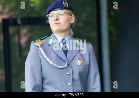 AUGUSTDORF / GERMANIA - Giugno 15, 2019: Tedesco soldato femmina in abito completo passeggiate uniforme su di un palco al giorno della Bundeswehr 2019. Foto Stock