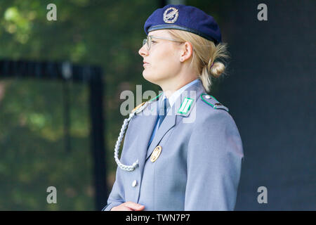 AUGUSTDORF / GERMANIA - Giugno 15, 2019: Tedesco soldato femmina in abito completo passeggiate uniforme su di un palco al giorno della Bundeswehr 2019. Foto Stock