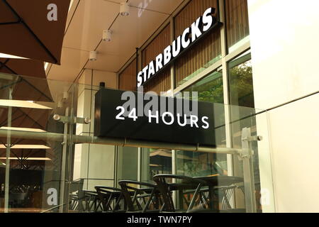 La famosa caffetteria Starbucks di marca in Siam Square Shopping Centre di Bangkok in Thailandia. Questo ramo apre 24 ore. Foto Stock