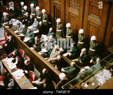 Vista degli imputati nel dock presso il Tribunale Militare Internazionale trial di criminali di guerra a Norimberga, Baviera, Germania. Novembre 1945 Foto Stock