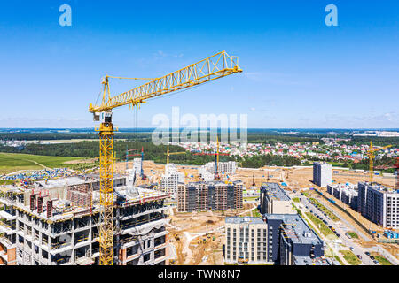 Yellow Crane vicino multipiano edificio di appartamenti in costruzione. vista aerea Foto Stock