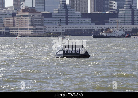 New York, NY, STATI UNITI D'AMERICA. Il 21 giugno, 2019. Fiume Hudson, New York, USA, Giugno 21, 2019 - Squadre SailGP vela la loro gara durante racing day 1 dell'evento SailGP oggi a New York.Foto: Luiz Rampelotto/EuropaNewswire.Photo credit obbligatorio. Credito: Luiz Rampelotto/ZUMA filo/Alamy Live News Foto Stock