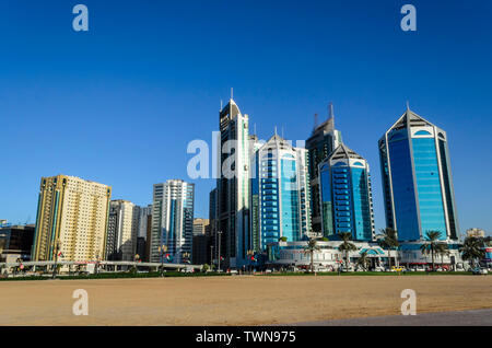 Vista degli edifici moderni in Sharjah Emirati Arabi Uniti Foto Stock