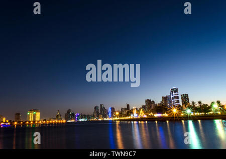 Vista notturna di moderni edifici da Khalid Lago Trail in Sharjah Emirati Arabi Uniti Foto Stock