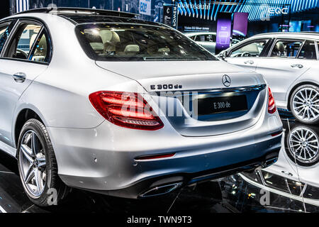 Parigi, Francia, Ott 2018 Mercedes E 300 DE ibrido plug-in di berline EQ Power Sedan Limousine, Mondial Motor Show di Parigi, Mercedes-Benz W213 E-Class Foto Stock