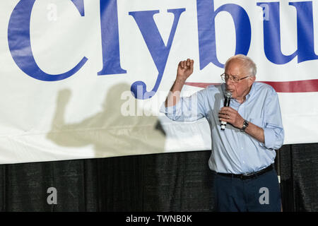 Columbia, Stati Uniti. Il 21 giugno, 2019. Elezioni presidenziali democratiche speranzoso Sen. Bernie Sanders risolve il Jim Clyburn famosa in tutto il mondo gli avannotti Giugno 21, 2019 a Columbia nella Carolina del Sud. La manifestazione prende il via la Carolina del Sud convention democratica weekend e 22 candidati democratici piano per partecipare all'evento. Credito: Planetpix/Alamy Live News Foto Stock