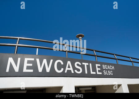 NEWCASTLE, Australia - Joule 10 2019 Newcastle Beach Surf Lifesaving Club esterno contro un cielo blu chiaro Foto Stock