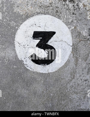 Dipinto numero tre su una parete di rendering Foto Stock