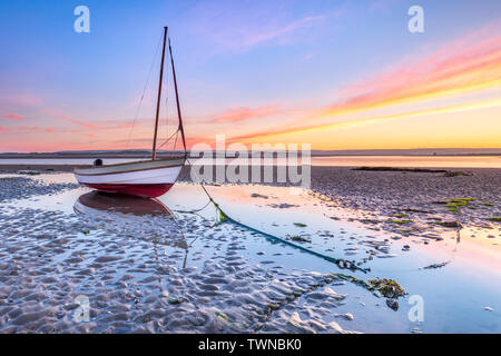 Appledore, North Devon, in Inghilterra. Sabato 22 Giugno 2019. Regno Unito Meteo. Dopo una fredda notte in North Devon, alba vede un colorato sunrise su piccole imbarcazioni ormeggiate lungo il fiume Torridge estuary a Appledore. Credito: Terry Mathews/Alamy Live News Foto Stock