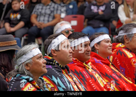 VANCOUVER, British Columbia, Canada - 21 giugno 2019. Canadian prima nazione artisti (da sinistra a destra) Xwalacktun e suo figlio James Harry lungo con Chris Sparrow e sua sorella azzuro Sparrow a livello nazionale i popoli indigeni giorno cerimonie al di fuori della scuola di Vancouver edificio della scheda. Un nuovo cedro intagliato riconciliazione pole e due messaggi di benvenuto sono stati svelati durante questi eventi Foto Stock