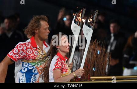 Minsk, Bielorussia. Il 21 giugno, 2019. La fiamma dello stadio entra. Cerimonia di apertura del 2° giochi europei a Minsk2019. Minsk, Bielorussia. Il 21 giugno, 2019. Credito: Sport In immagini/Alamy Live News Foto Stock