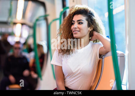 La donna araba all'interno del treno della metropolitana. Ragazza araba in abiti casual. Foto Stock