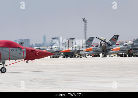 Turkish Air force manutentori ispezionare un F-16 durante l'esercizio anatolica Eagle 2019, 19 giugno 2019, al terzo getto principale Base in Konya, Turchia. Durante il bagno turco-led esercizio, manutentori lavorato attraverso operazioni di alta tempos per garantire i velivoli sono stati in grado di formazione su una varietà di tattiche, compresi offensiva contro le strategie di aria e la soppressione del nemico dei sistemi di difesa. (U.S. Air Force photo by Staff Sgt. Ceaira Tinsley) Foto Stock