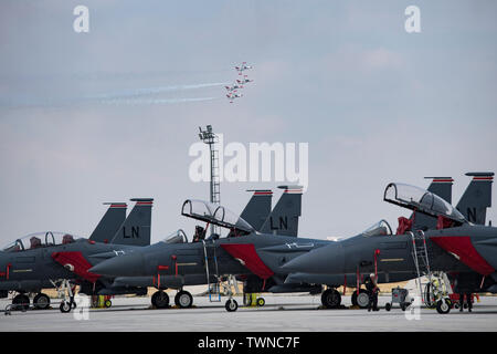 Bagno turco stelle F-5s fly overhead mentre gli avieri dal 48th Manutenzione aeromobili squadrone condurre ispezioni preflight durante l'esercizio anatolica Eagle 2019, 19 giugno 2019, al terzo getto principale Base in Konya, Turchia. Il bagno turco-led esercizio ha creato un realistico ambiente operativo per gli equipaggi degli aeromobili e la manutenzione di integrare con le loro controparti di alleato e nazioni partner. (U.S. Air Force photo by Staff Sgt. Ceaira Tinsley) Foto Stock