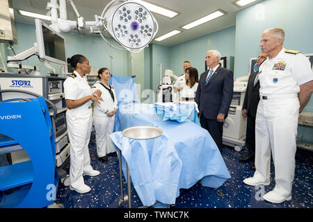 Miami, Stati Uniti d'America. Il 18 giugno, 2019. Vice Presidente Mike Pence e seconda Lady Karen Pence tour la USNS Comfort Martedì, 18 giugno 2019, a Miami, FLA Persone: Vice Presidente Mike Pence, secondo la Signora Karen Pence Credito: tempeste Media Group/Alamy Live News Foto Stock