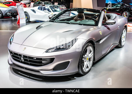 Parigi, Francia, ottobre 2018 argento Ferrari Portofino al Mondial Motor Show di Parigi, tipo F164 auto sportiva prodotta dal costruttore italiano Ferrari Foto Stock