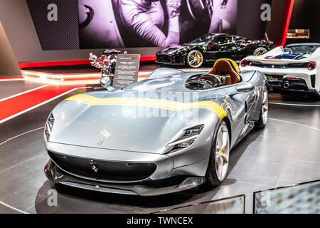 Parigi, Francia, ottobre 2018: argento metallico Ferrari Monza SP1 al Mondial Motor Show di Parigi, auto sportiva prodotta dal costruttore italiano Ferrari Foto Stock