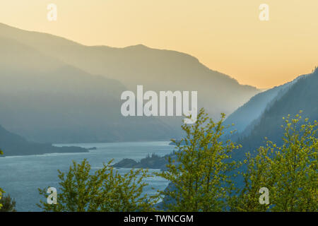 Viste da sogno al tramonto nella gola del fiume Columbia, Washington Oregon Foto Stock