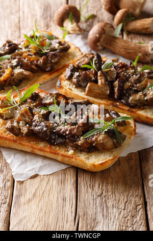 Deliziosa la ciabatta fritto con funghi porcini, cipolle, il timo e il formaggio parmigiano reggiano closeup sul piano verticale. Foto Stock