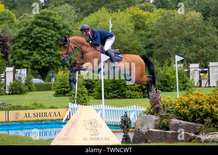 Hickstead, West Sussex, Regno Unito. Il 22 giugno, 2019. Il 2° posto. Graham Gillespie riding Andretti. GBR. La Bunn Leisure Derby Trial. L'Al Shira"aa Hickstead Derby riunione. Hickstead. West Sussex. Regno Unito. GBR. Credito: Sport In immagini/Alamy Live News Foto Stock